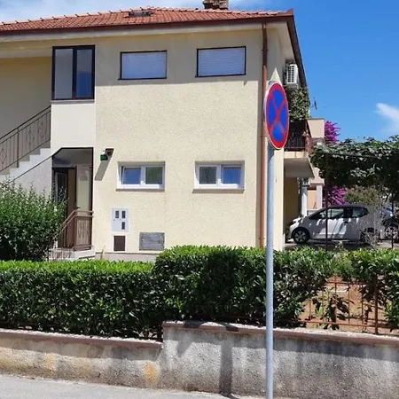 Lena Pula